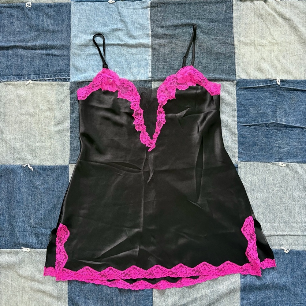 vtg y2k victoria’s secret slip dress black & hot pink lace mesh slit size S